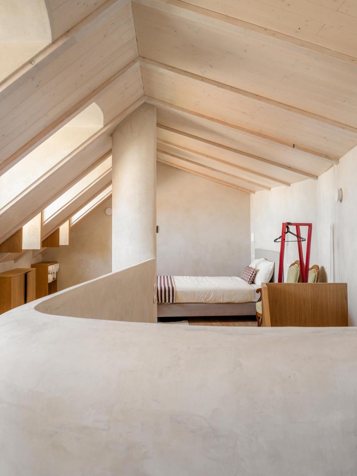 O Poleiro - Modern Living *